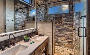 Hair dryer, towels - Cold Plunge, Sauna, Hot Tub, Vineyards & More (Talking Rock)