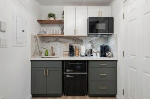 Studio – comfort, 1 queensize-seng, ikke-røyk, hageutsikt | Eget kjøkken | Kaffetrakter/tekoker og spisebord