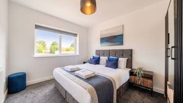 5 bedrooms, desk, iron/ironing board, WiFi