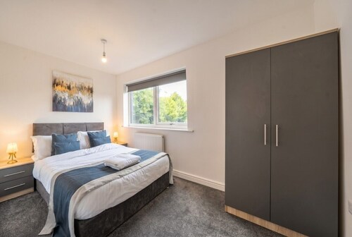 Two Stone Flats Sleep 11 · Free Parking · Near Castle Hill, Newsome