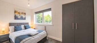 Two Stone Flats Sleep 11 · Free Parking · Near Castle Hill, Newsome