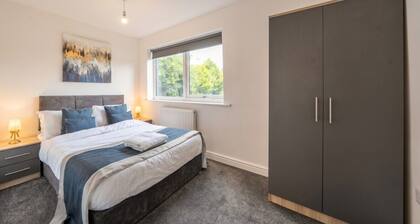 Two Stone Flats Sleep 11 · Free Parking · Near Castle Hill, Newsome