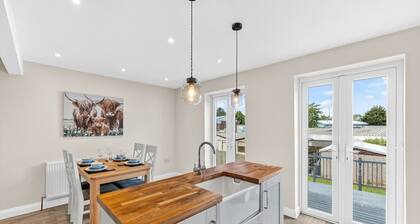 Central & Stylish House • Free Parking • Super-Fast Wifi • Smart TV • Self-Check-In • Yoko Property