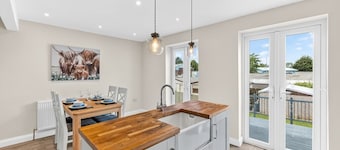 Central & Stylish House • Free Parking • Super-Fast Wifi • Smart TV • Self-Check-In • Yoko Property