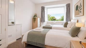 Tabla de planchar con plancha, wifi, ropa de cama