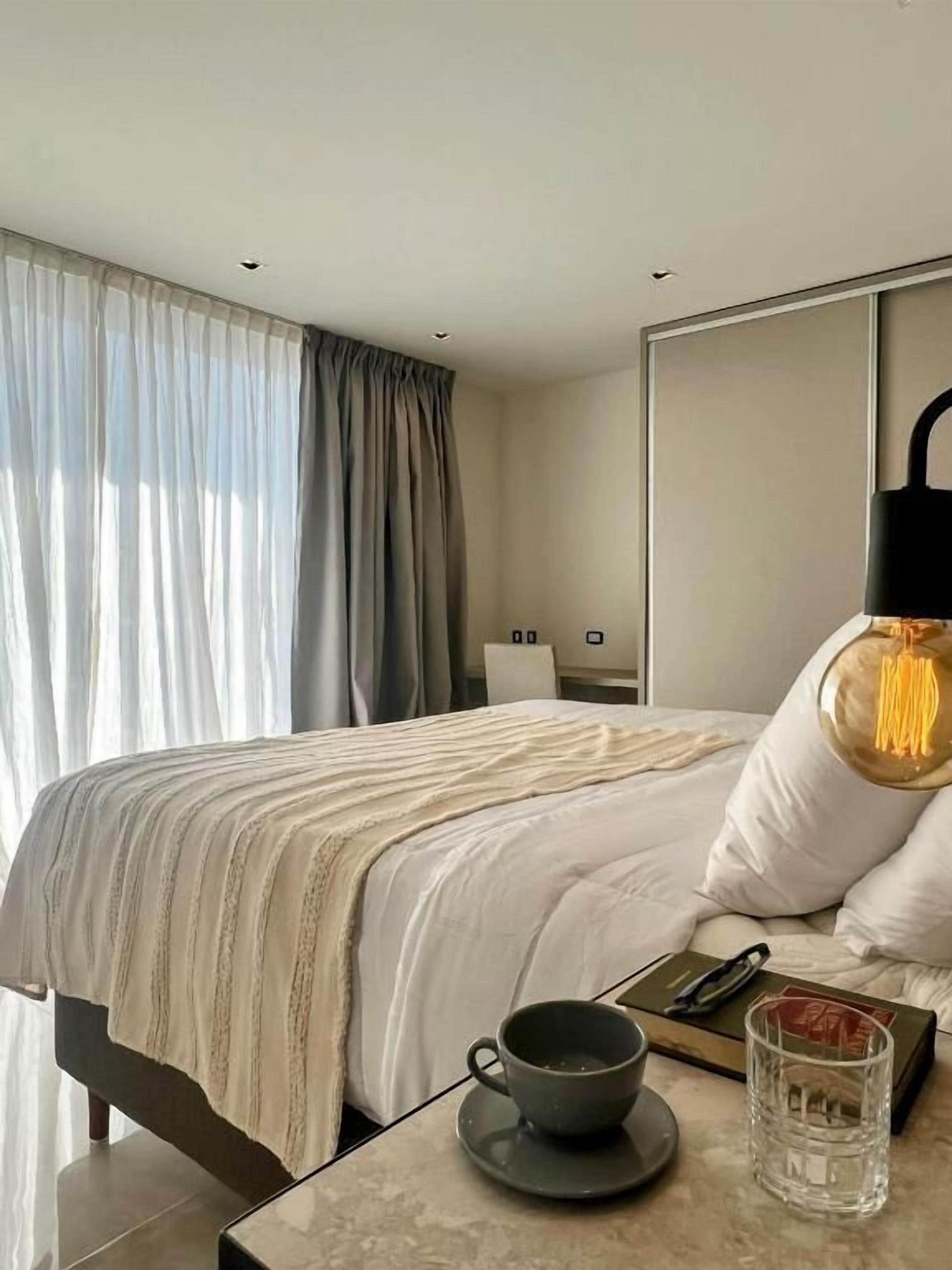 Deluxe Suite, City View