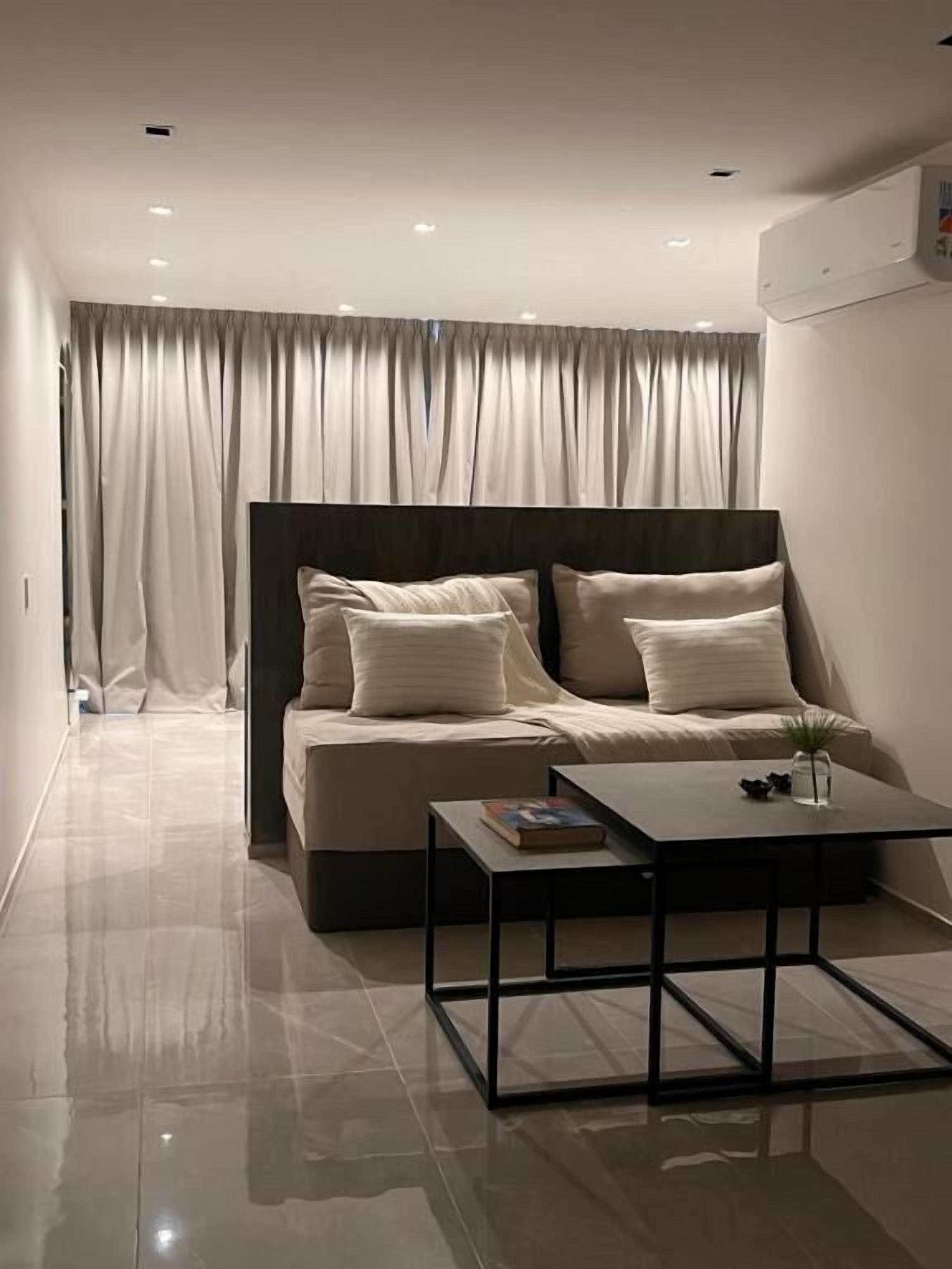 Deluxe Suite, City View | Interior