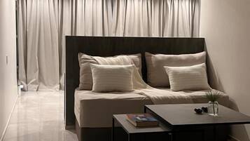 Deluxe Suite, City View | Interior