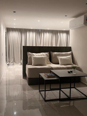 Deluxe Suite, City View | Interior