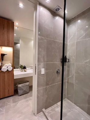 Suite Deluxe, vista a la ciudad | Baño | Regadera, secadora de cabello, toallas, jabón 