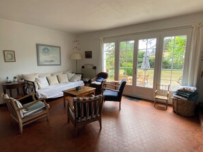 TV, fireplace, books - Family home for 8 people - Beach and village within walking distance (Préfailles)