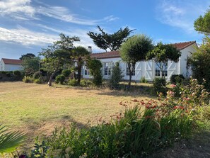 Property grounds - Family home for 8 people - Beach and village within walking distance (Préfailles)