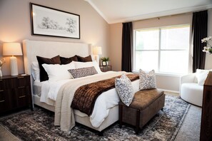 4 bedrooms, iron/ironing board, free WiFi, bed sheets - POOL , MINI GOLF & OUTDOOR MOVIE THEATER (McKinney)