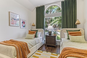 4 bedrooms, iron/ironing board, WiFi (free), bed sheets