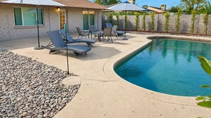A poolside area with lounge chairs, umbrellas, and a swimming pool. - Walk to Old Town • Pool • Golf • Sleeps 10 (Scottsdale)