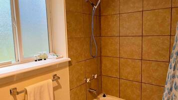 Haartrockner, Handtücher, Seife, Toilettenpapier