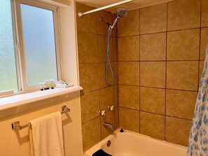 Haartrockner, Handtücher, Seife, Toilettenpapier