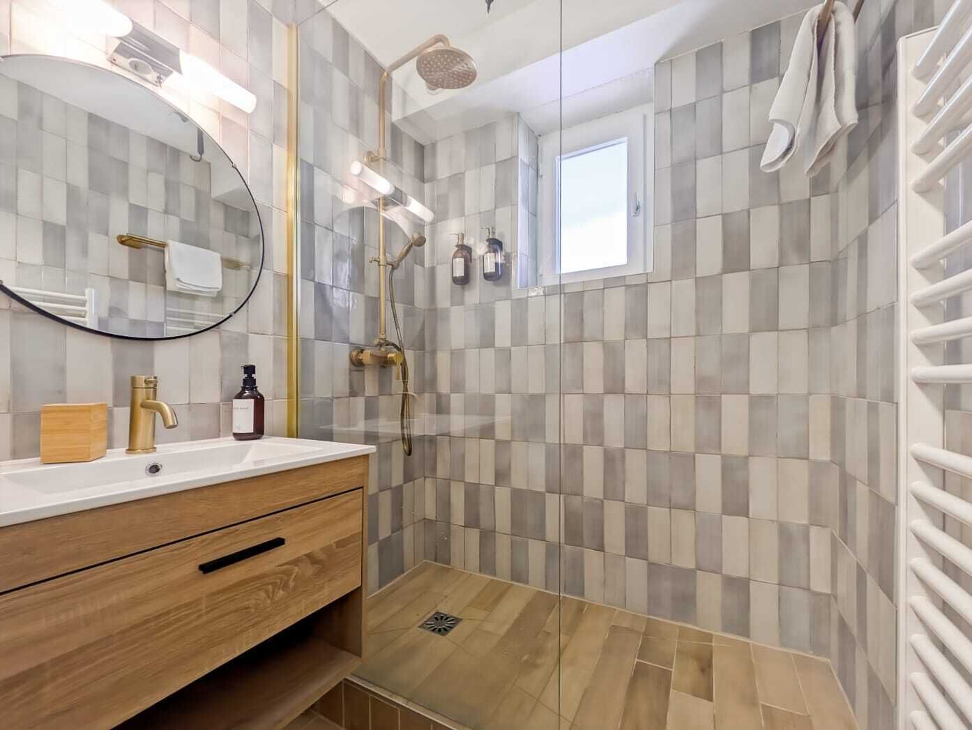 Douche, serviettes fournies, savon, papier toilette