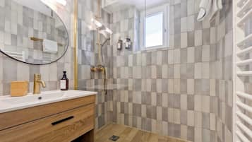 Douche, serviettes fournies, savon, papier toilette