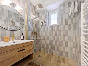 Dusche, Handtücher, Seife, Toilettenpapier
