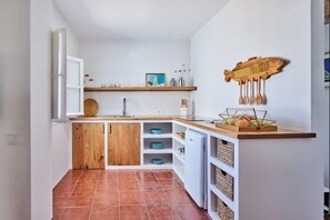 Wasserkocher mit Kaffee-/Teezubehör, Kühlschrank, Mikrowelle, Toaster