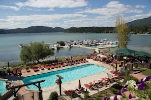 Ein Resort mit Schwimmbad, Liegebereichen und einer Anlegestelle für Boote.