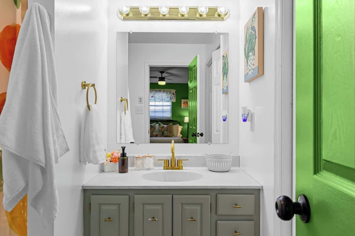 Douche, séchoir à cheveux, shampooing