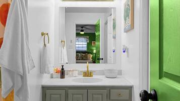 Douche, séchoir à cheveux, shampooing