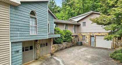2 Bed 1 Bath Private Suite Funky Bunch TYS / UT