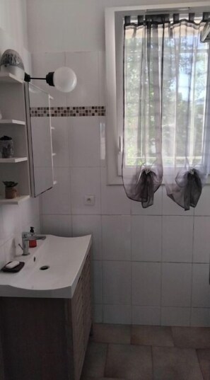 Shower, hair dryer, towels, toilet paper - Gombertois Apartment (Marseille)