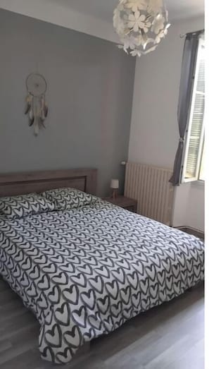 2 bedrooms, iron/ironing board, bed sheets - Gombertois Apartment (Marseille)