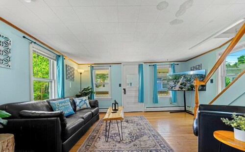 OOB Cottage | Walk to Beach & Private Yard