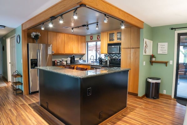 Wasserkocher mit Kaffee-/Teezubehör, Kühlschrank, Mikrowelle, Ofen
