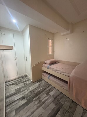 Tabla de planchar con plancha y ropa de cama 