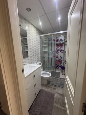 Regadera, toallas, papel de baño 
