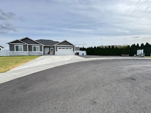 Exterior - Family Oasis / Cul-de-Sac Comfort & Boat Parking. 5 minutes from boat launch (Moses Lake)