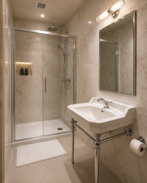 Classic Double Room | Bathroom