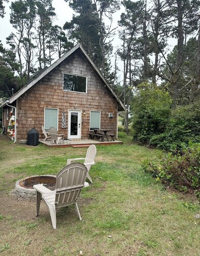 Coastal Cottage Retreat ~ Walk to the Beach