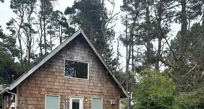 Coastal Cottage Retreat ~ Walk to the Beach