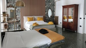 A hotel room with a bed, bedside table, lamp, wardrobe, and a mirror. - CIATTONI GUEST HOUSE STUDIO SUITE (Pescara)