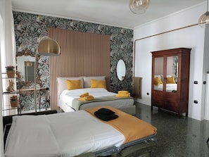 A hotel room with a bed, bedside table, lamp, wardrobe, and a mirror. - CIATTONI GUEST HOUSE STUDIO SUITE (Pescara)