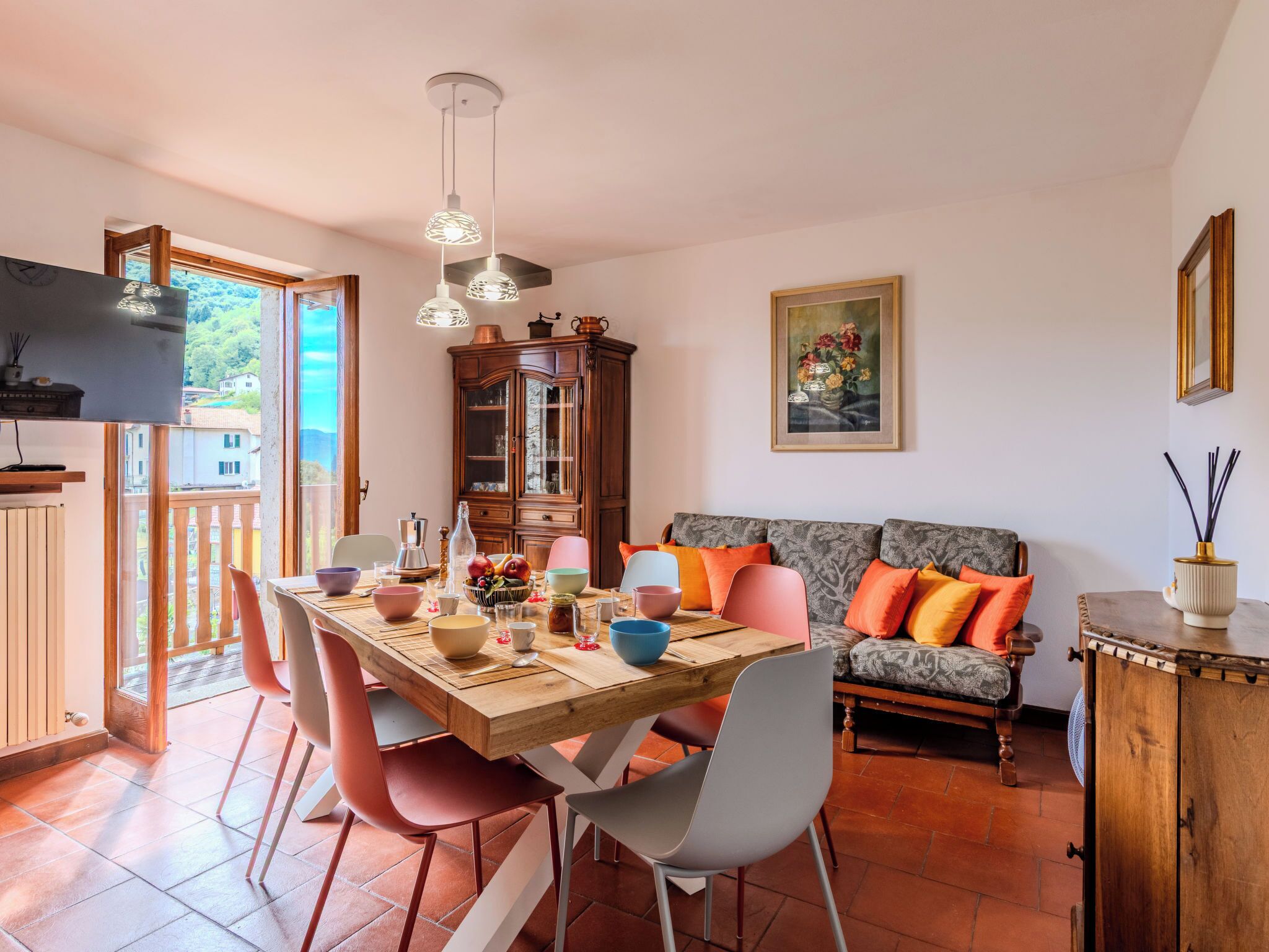 Un coin repas comprenant une table en bois, des chaises et un buffet.