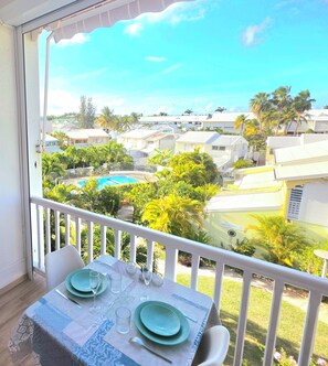 Outdoor dining - Ajna Suite, Water Tank, and Pools (Saint-François)