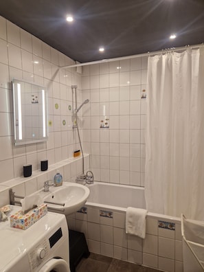 Hårtork, handdukar, tvål och toalettpapper
