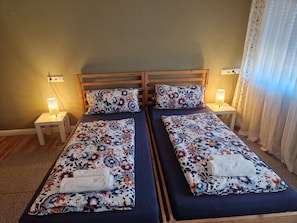 2 makuuhuonetta, silitysrauta/-lauta, Wi-Fi, vuodevaatteet