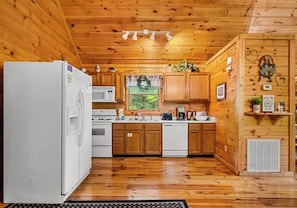 Wasserkocher mit Kaffee-/Teezubehör, Kühlschrank, Mikrowelle, Ofen