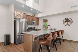 House, Multiple Beds, Patio, Mountain View (113 Lumberjack Loop) | Private kitchen
