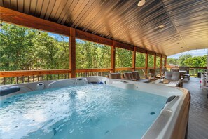 Outdoor spa tub - Lumberjack Lodge With Amenities (Hollister)