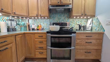 Refrigerador, horno, parrilla de estufa y periquera