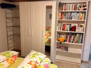 Internet - Bijouswiss - The Yellow House****, (Oberterzen), by Interhome (Oberterzen)